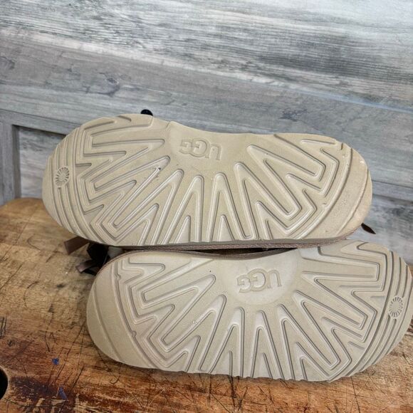 UGG Bailey Bow Suede Boots Girls 4 Inside Fur is in good condition, Front of Sho - Picture 5 of 9